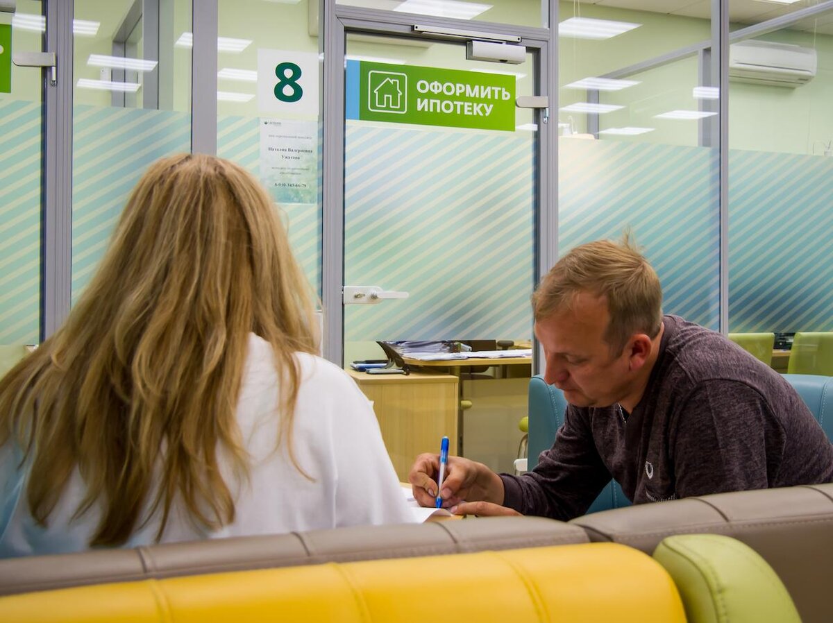 Shutterstock📷Для большинства банков в этом году оптимальный уровень долговой нагрузки по всем обязательствам с учетом платежа по одобряемой ипотеке — не более 50% от подтвержденного дохода