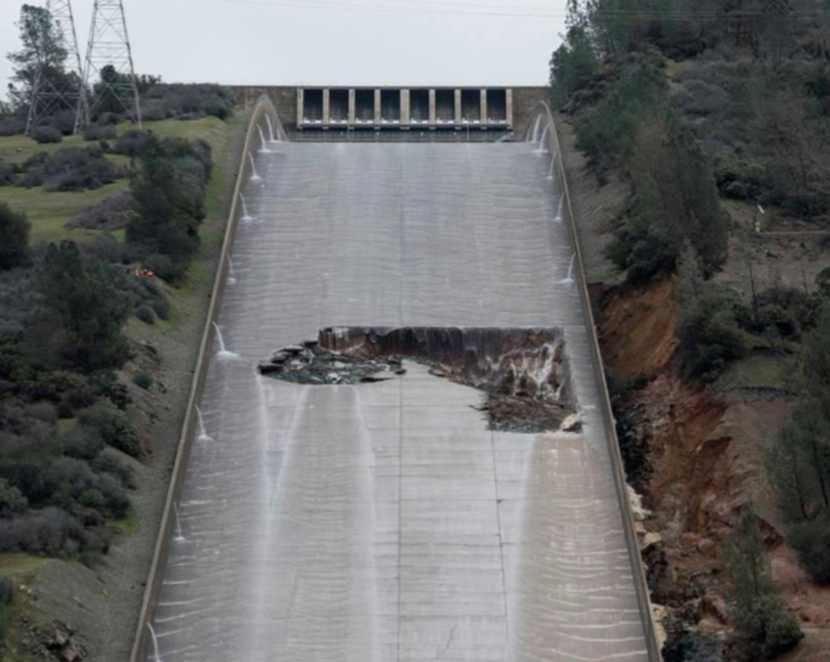 7 февраля 2017 г.началось разрушение бетонного жёлоба основного водосброса и размывание осадочных пород. Пропуск воды через основной водосброс был прекращён для  обследования, которое выявило участок разрушения шириной около 50 и длиной до 100 метров в той части жёлоба, где наблюдались трещины в 2013 г.