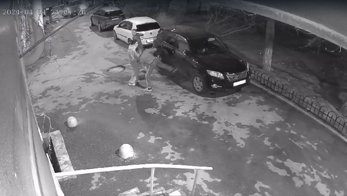     Три волгоградца устроили дебош во дворе дома №2 по Аллее Героев. От действий неадекватов пострадали два автомобиля.