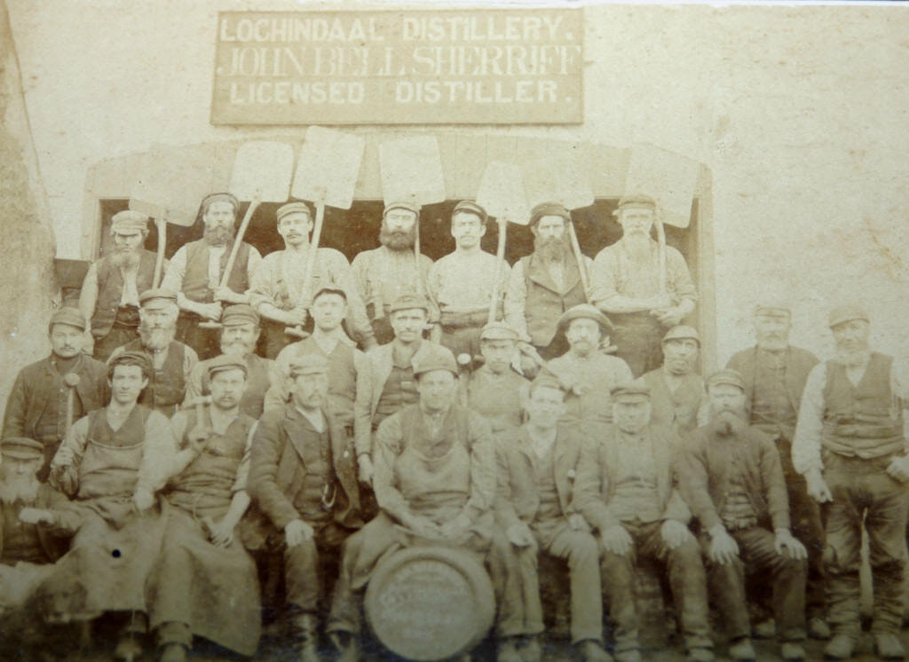 Рабочие винокурни (около 1855 – 1895 гг.).
