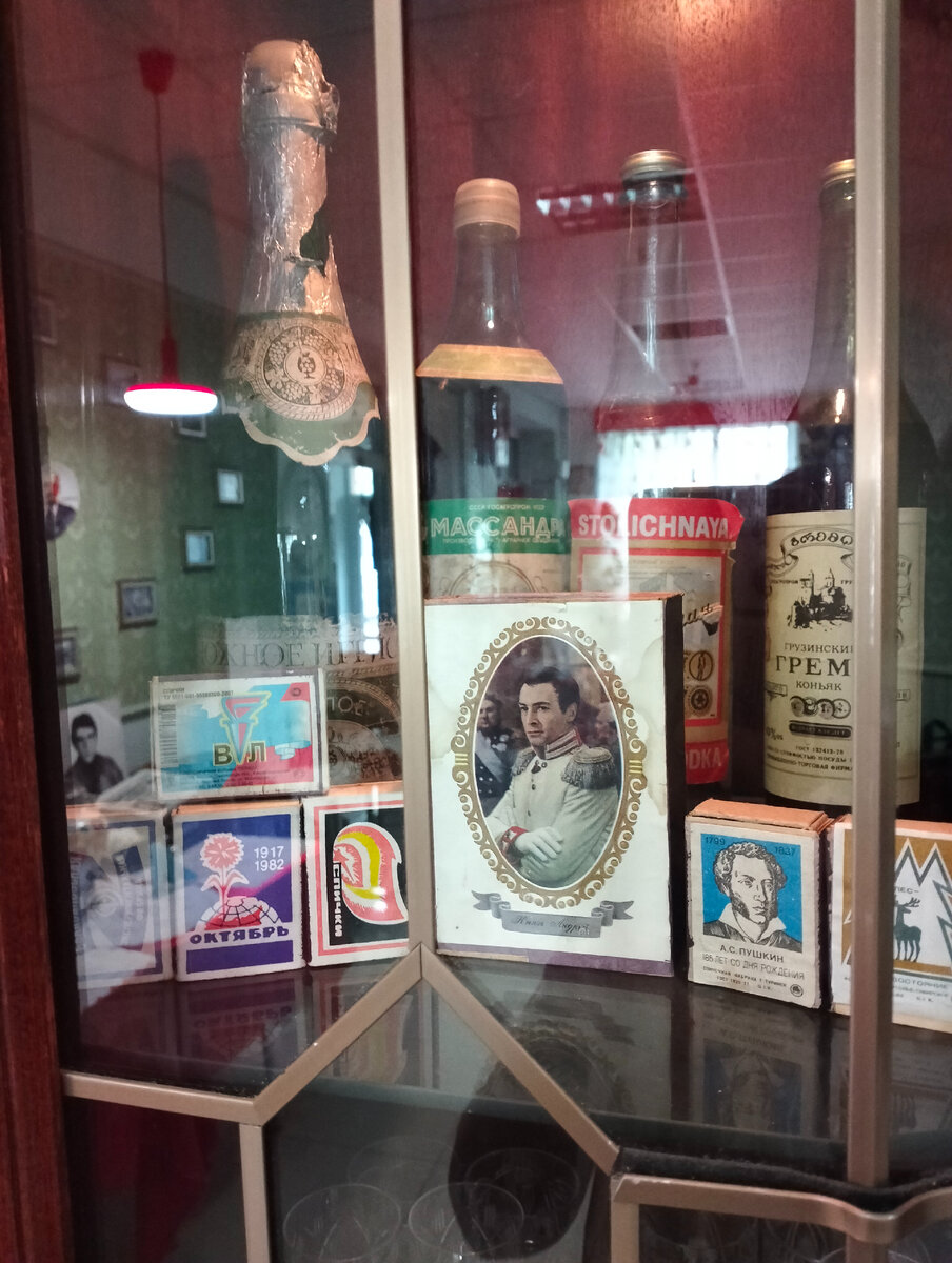 Я по юности лет, конечно, такие бутылки не помню, поскольку если дома они и были, то их содержимое меня мало интересовало. А вот замечательные фольговые крышечки на бутылках кефира я помню. Их можно было продавить пальцем внутрь бутылки (но тогда мама ругалась). А можно было облизать и разровнять краешек, чтоб получился плоский блинчик.