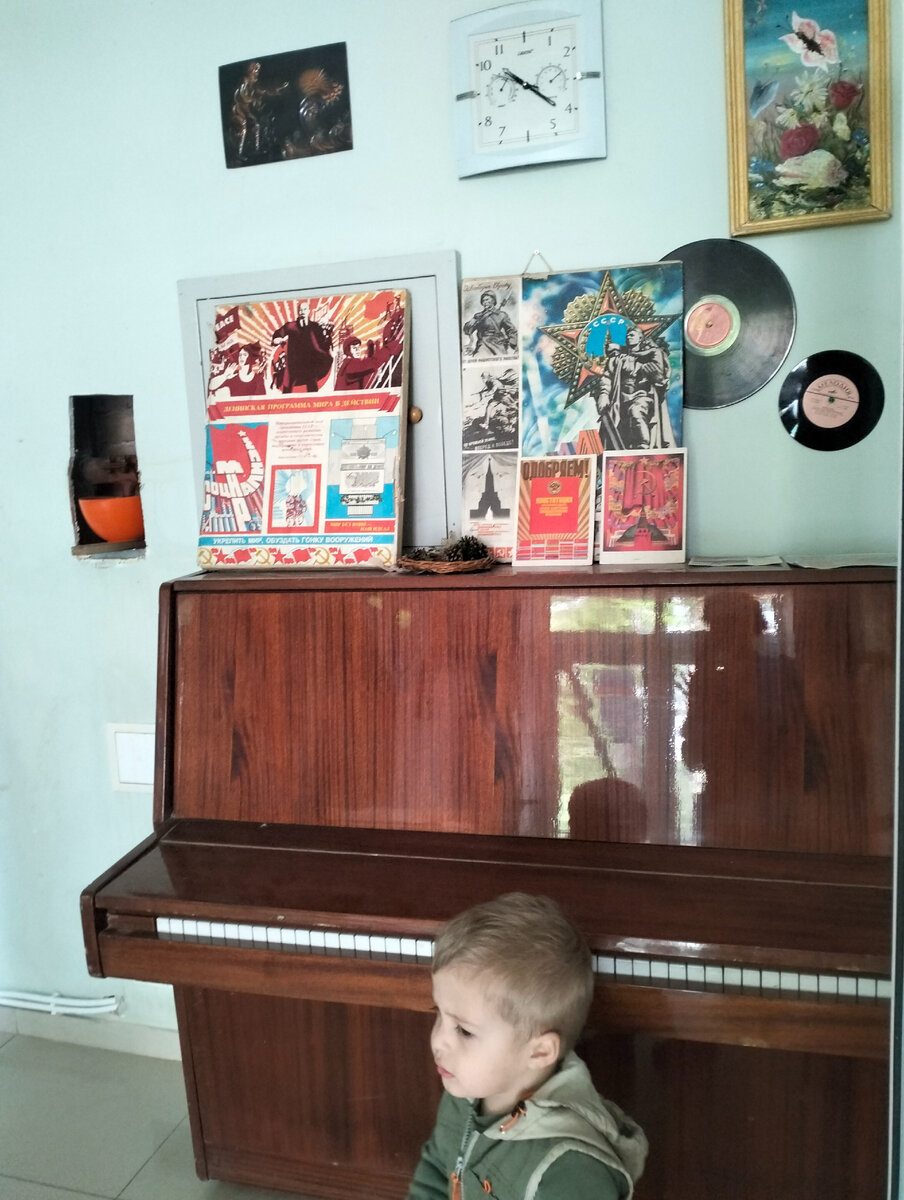 Молодой человек расстроен, что тут опять всё нельзя... И, по-моему, это такая же Ласточка, как была у моей мамы