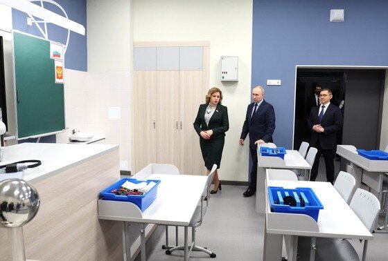    Владимир Путин в ходе посещения средней общеобразовательной школы № 32 в Нижнем Тагиле