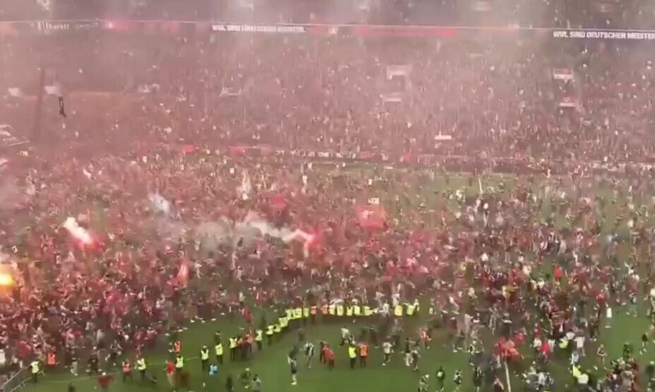    Болельщики из Леверкузена празднуют успех своей любимой команды.Фото: снимок экрана ТВ
