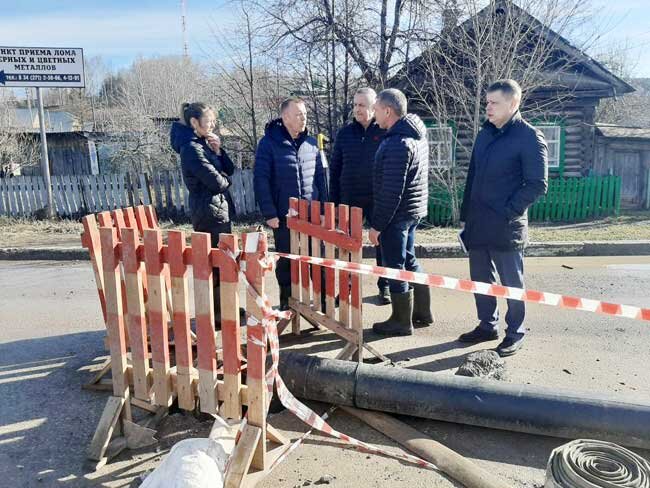 Рабочая комиссия осматривает временную магистраль для прокачки сточных вод