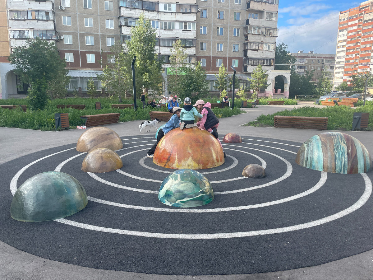 Модель Солнечной системы в сквере П.Р. Поповича