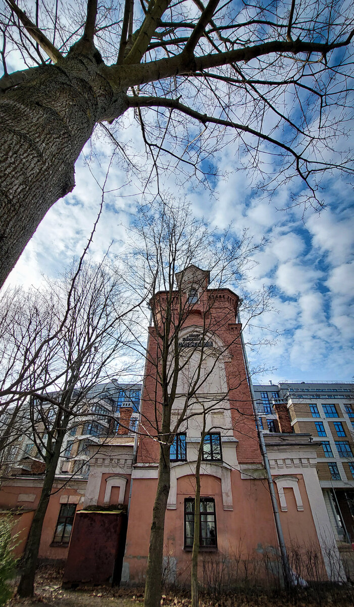 Загадочный дом с башенкой среди новостроек...