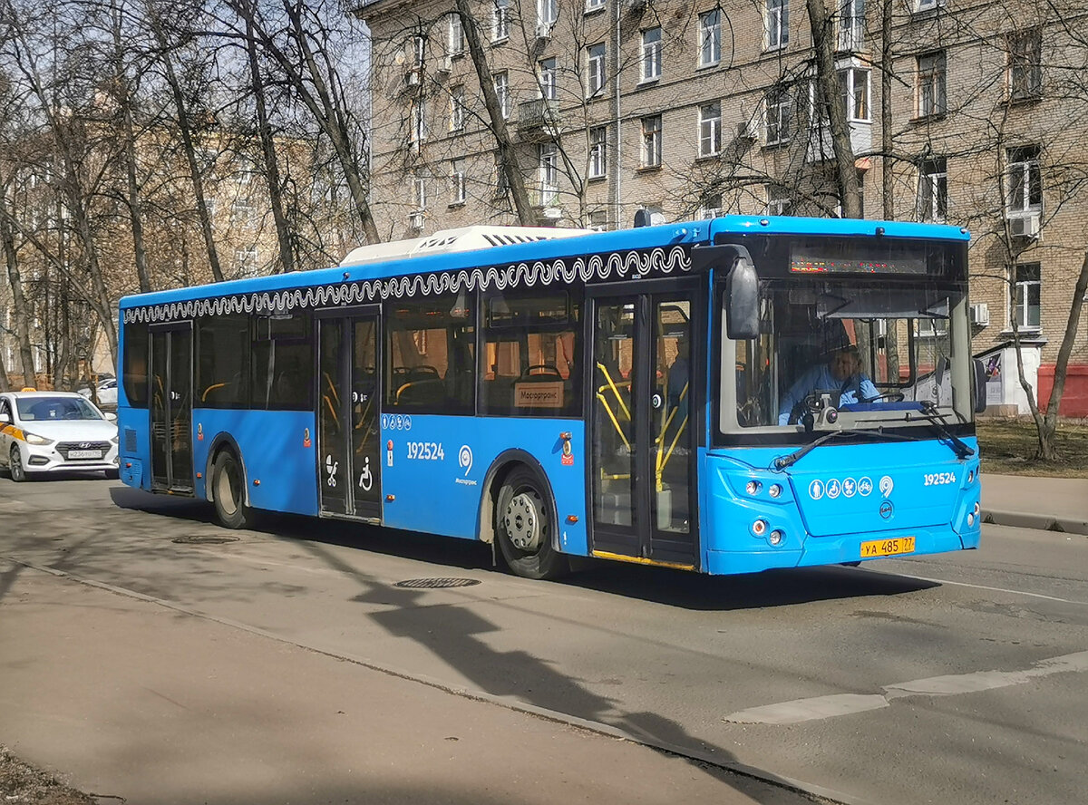 Необычно, что буквально через пару минут попался следующий автобус на маршруте № 800к - 192524 ЛиАЗ-5292. Улица Маршала Рыбалко.