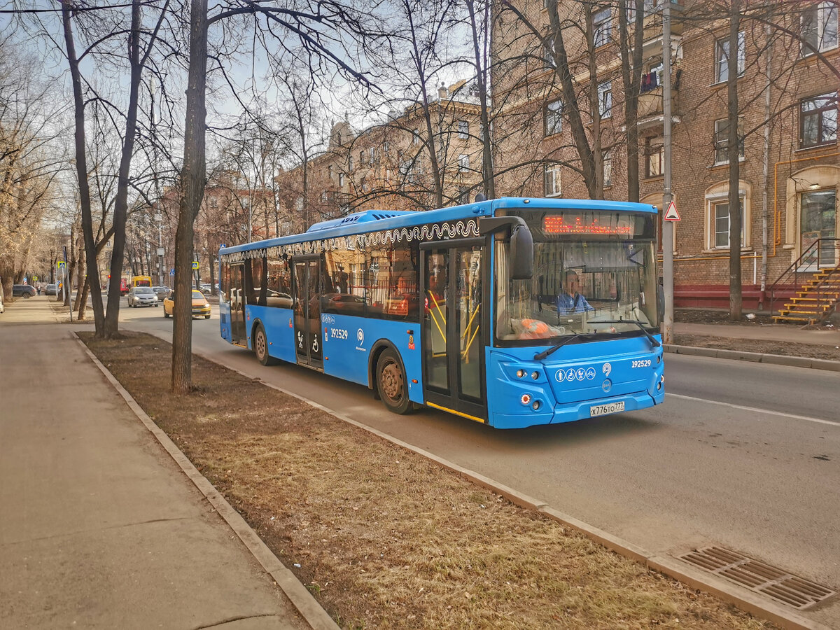 Автобус 192529 ЛиАЗ-5292 на маршруте № 800к на улице Маршала Конева.