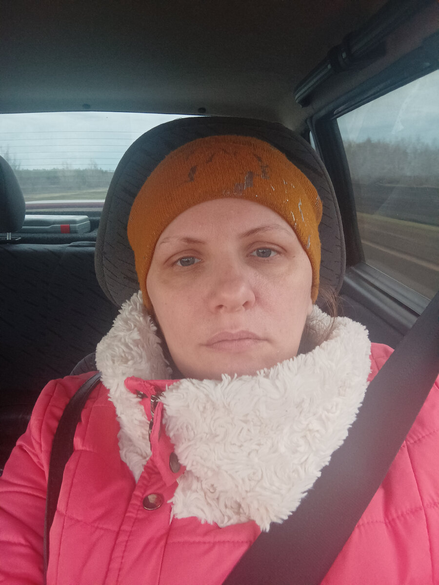 У нас похолодало. С утра пришлось хорошенько утеплиться. Краситься сил не было после такой ночки. 