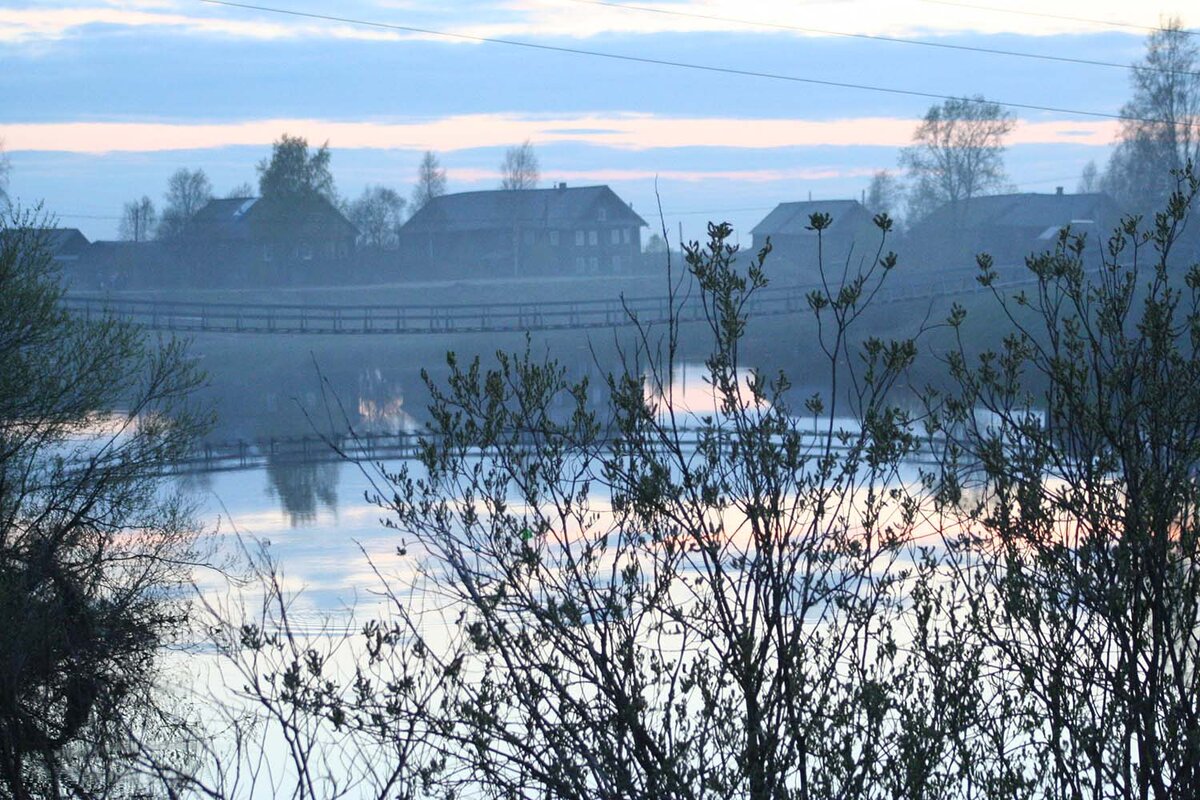 Подвесной мост на рассвете