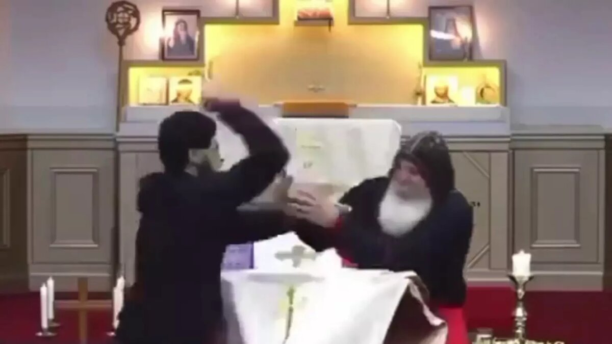     В австралийском городе Уэйкли (пригород Сиднея) произошло новое нападение на людей. Неизвестный ранил священника и прихожан. Это произошло во время проповеди, которая транслировалась в прямом эфире.