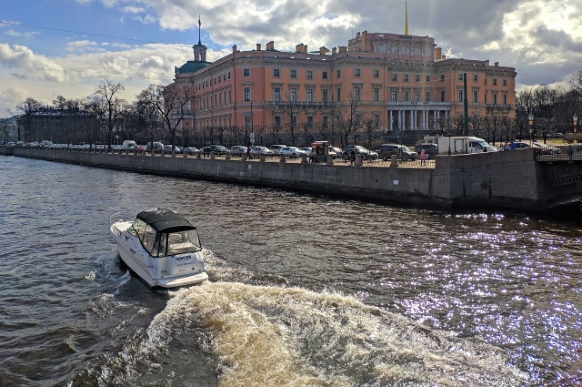    В Петербурге по рекам и каналам начали курсировать прогулочные суда