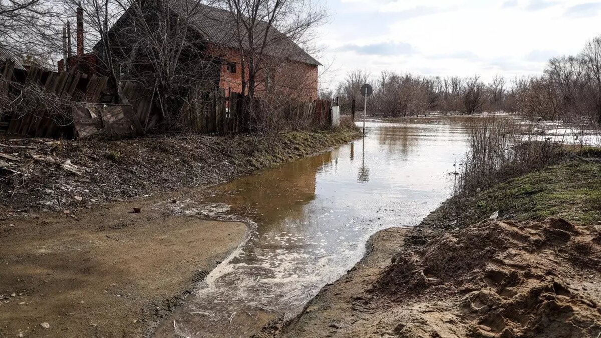     Прорыв дамбы в Орске стал началом другой серьезной проблемы, которая обрушилась на город. В Орске подтопило водозабор, из строя вышли больше половины насосов. Подача питьевой воды в город практически прекратилась.