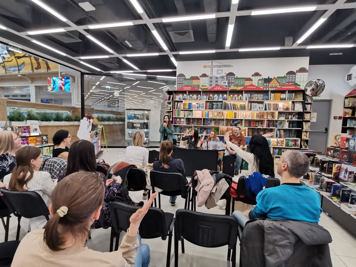 А это Маша спрашивает, кто любит читать книги и у кого есть библиотека)