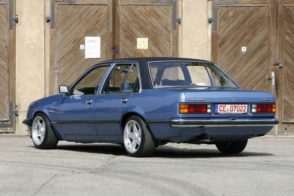 Opel Rekord E сзади. Источник фото: drive2.ru