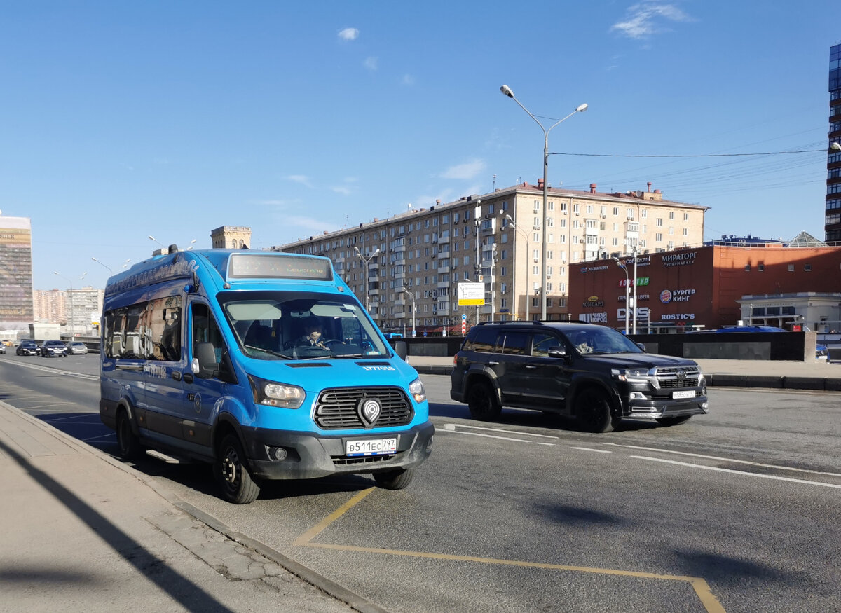 Микроавтобус Нижегородец-222708 на маршруте № 412. Маршрут обслуживает ООО "Трансавтолиз". Справа мчится Toyota Land Cruiser 200, случайно попавшая в кадр. Ленинградский проспект.