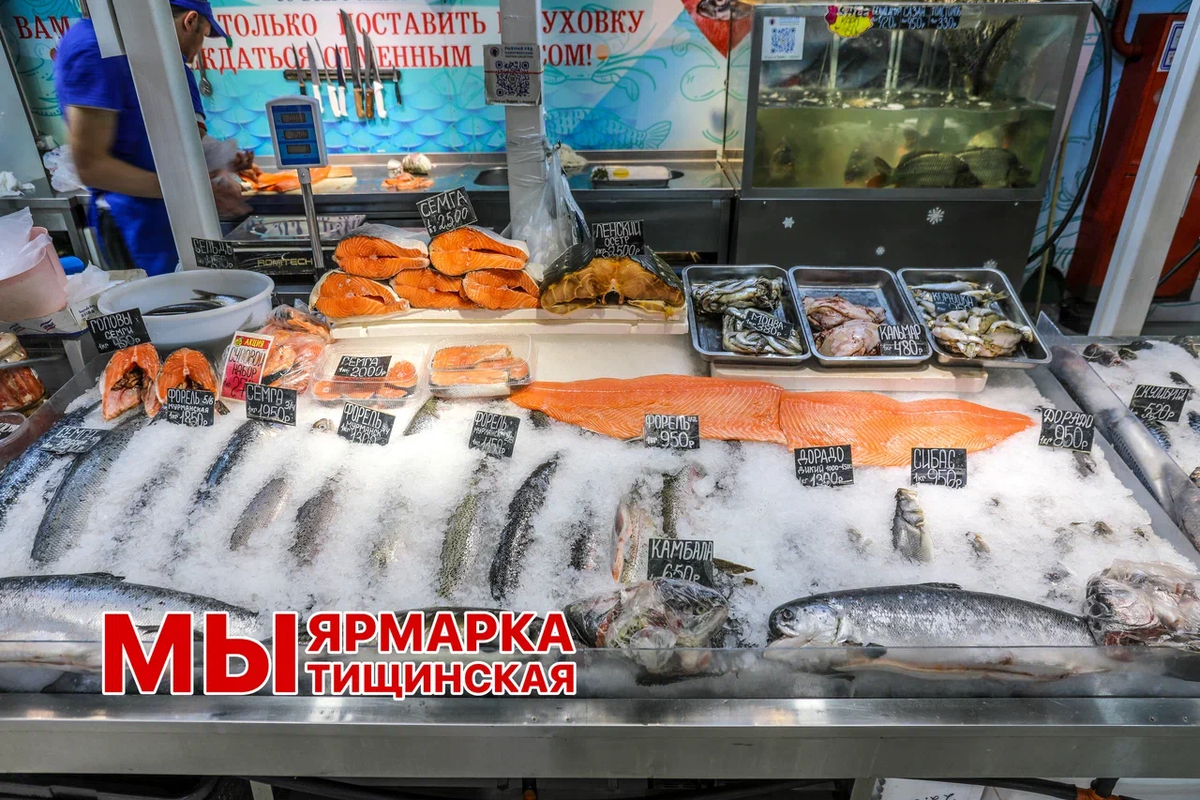 Это фото просто для примера - только один прилавок, где купить минтай можно было, пока его не размели.