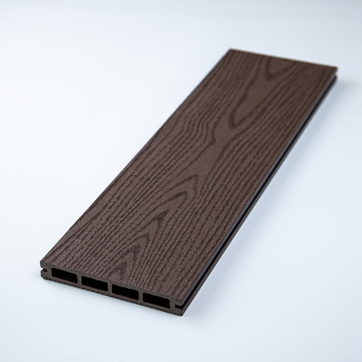 Визуально террасная доска из ДПК может почти не отличаться от древесины за счет нанесения тиснения под дерево
