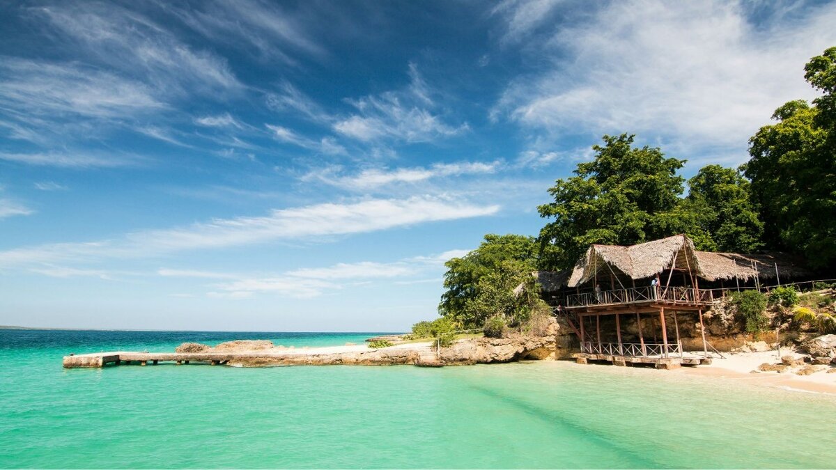 Фото Alex Meier Unnamed Road, Куба, Mayarí (использование по лицензии Unsplash).