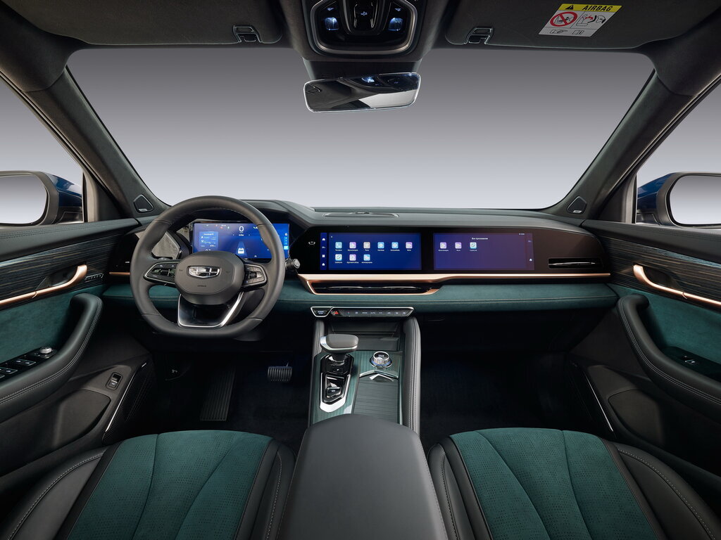 Салон Джили Монжаро. Наличие 3 дисплеев на торпедо впечатляет.