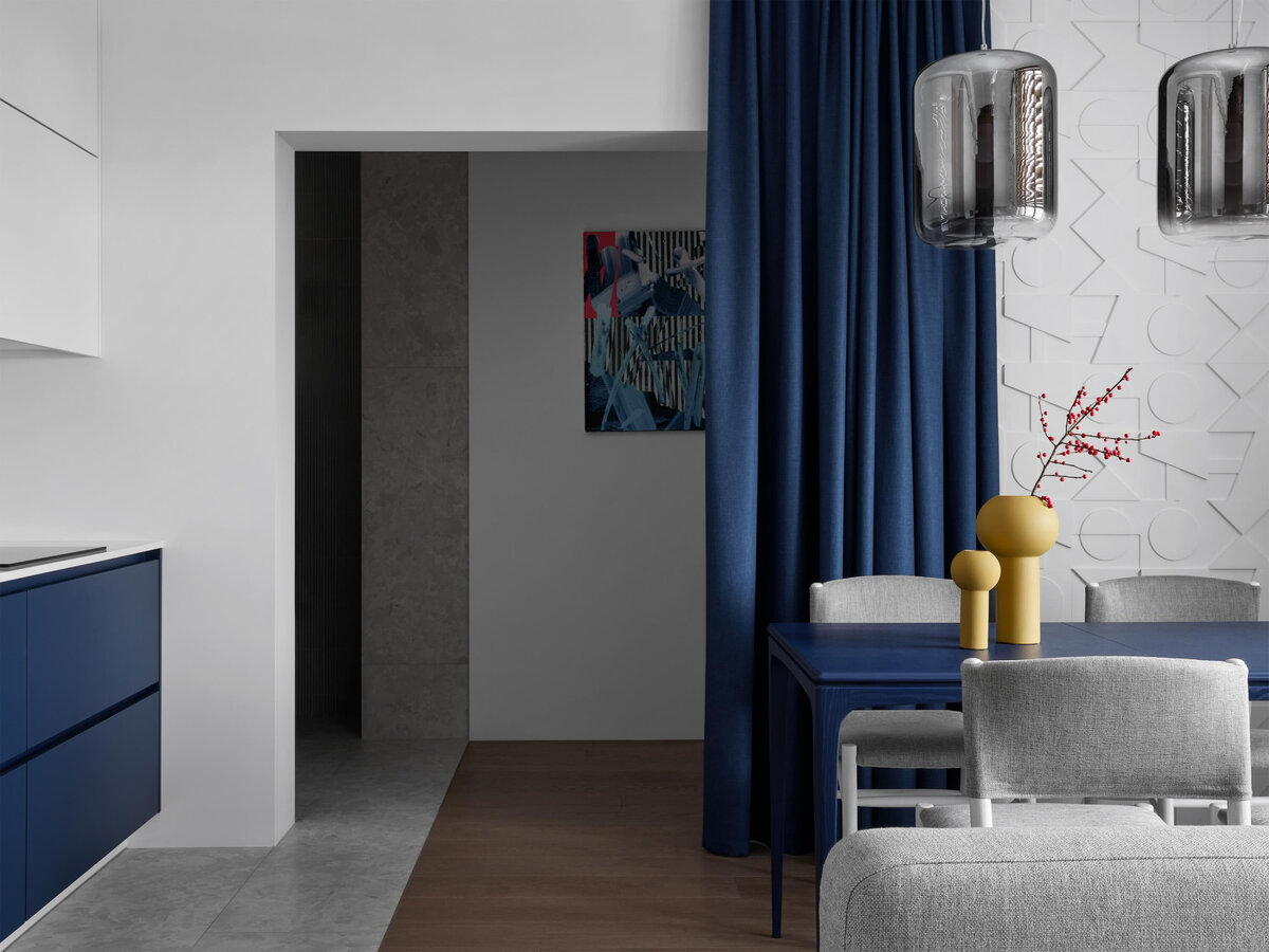 Кухня-гостиная в двухкомнатной квартире в ярких оттенках