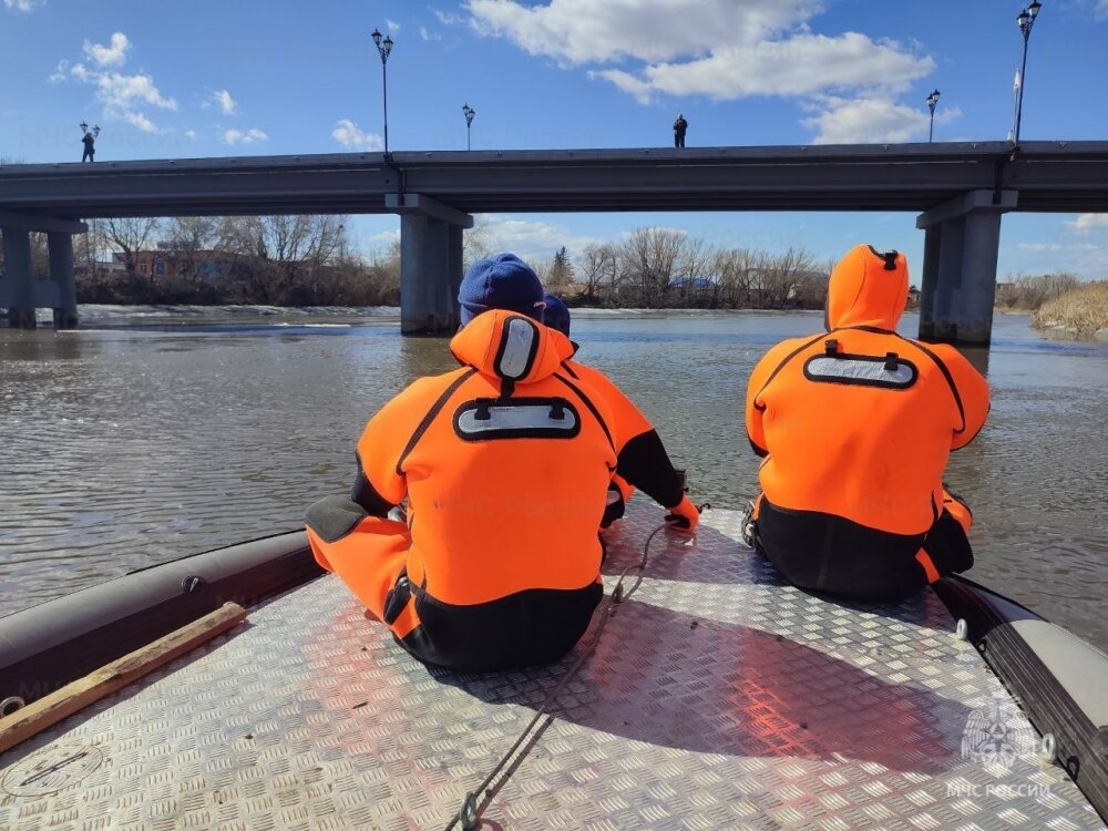    МЧС круглосуточно мониторит уровень воды в реке. Фото: ГУ МЧС по Курганской области