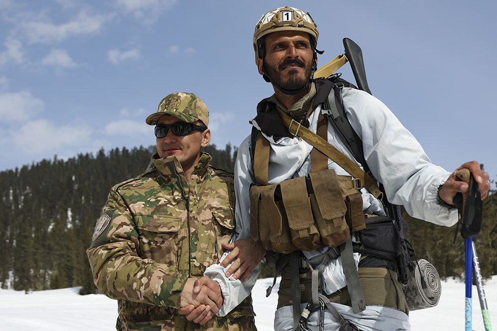 Капитан иранской команды (справа)