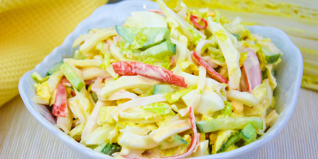 Сочный Салат с пекинской капустой, крабовыми палочками, огурцом и яйцами!