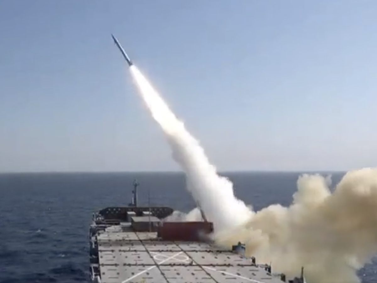    Запуск баллистической ракеты морского базирования ВС Ирана. Кадр видео© Tasnim