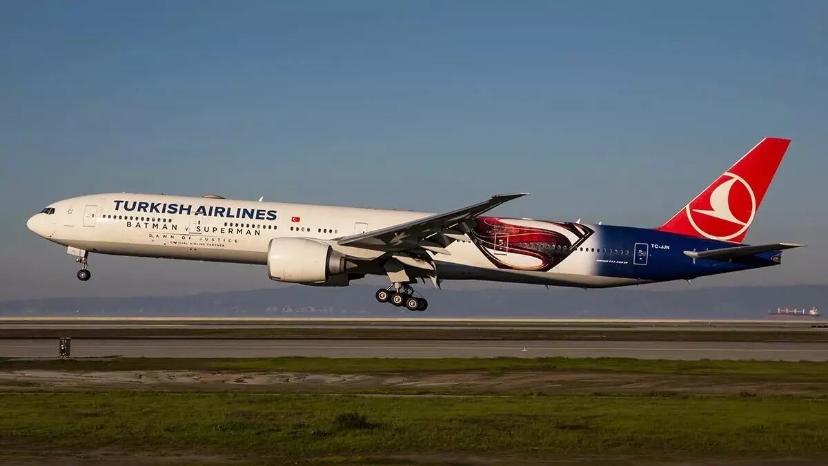     Шокирующая новость из Стамбула: компания «Турецкие авиалинии» не пустила на рейс до Мексики семью, в которой родители имели гражданство России, а у сына был немецкий паспорт. При этом сыну в полете не отказали. Как выяснилось, это не единственный случай странного поведения авиаперевозчика.