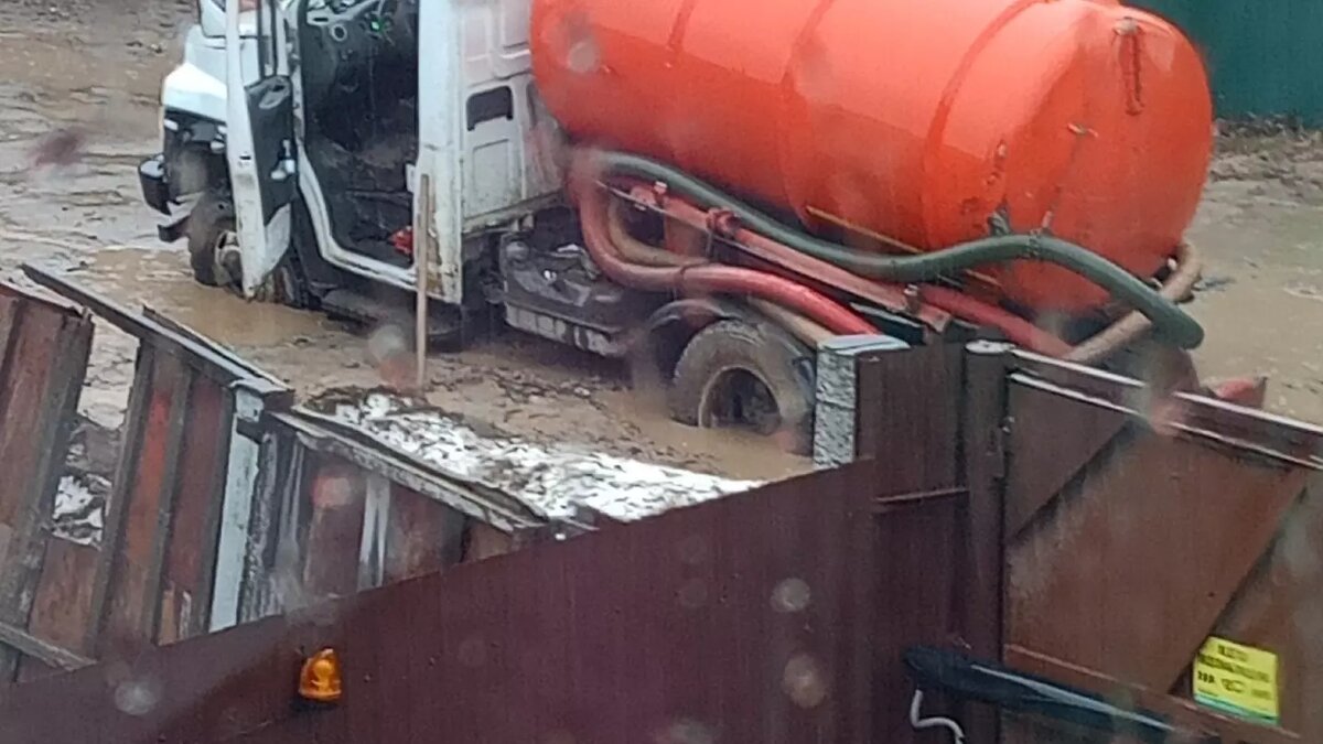     В одном из районов асфальт уходит из-под колес: об этом сообщили в социальной сети.