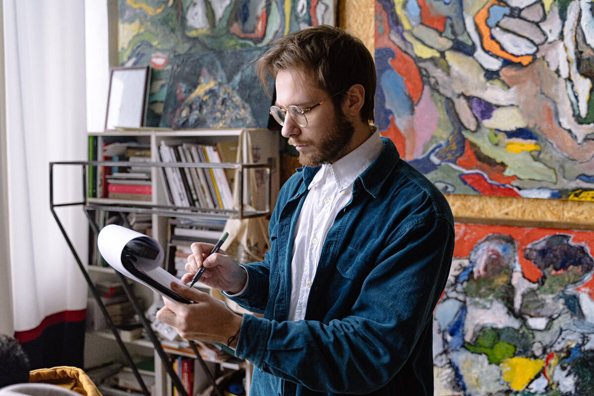 В 15 минутах пешком от Level Звенигородская есть творческая студия «Моне & Мане», где регулярно проходят арт-вечеринки, лекции и мастер-классы по написанию картин