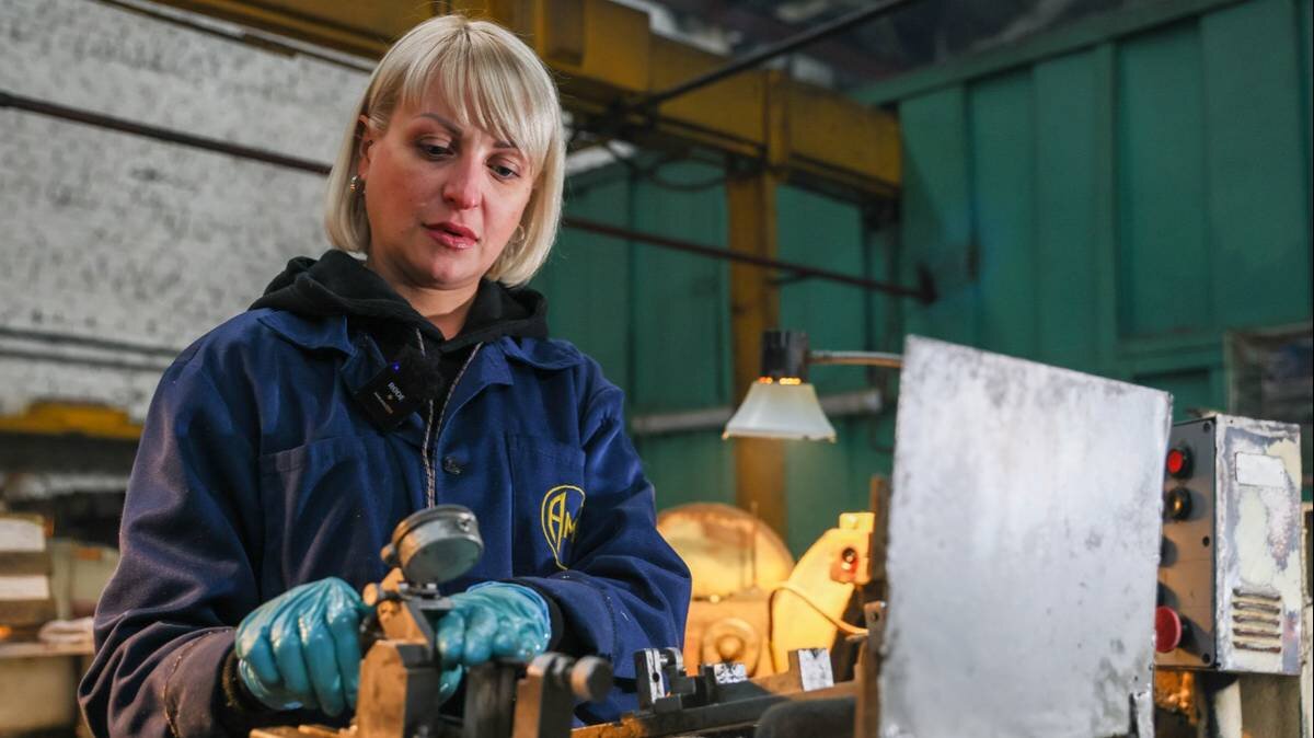    Сотрудница завода по производству автомотозапчастей в Луганске. Предприятие стало участником свободной экономической зоны новых регионов. В рамках своего инвестпроекта завод планирует обновление автопарка, что позволит своевременно доставлять продукцию заказчикам для обеспечения непрерывного выпуска автомобильных двигателей, а также сырье, комплектующие и материалы для собственного производства / Фото: Александр Река/ТАСС