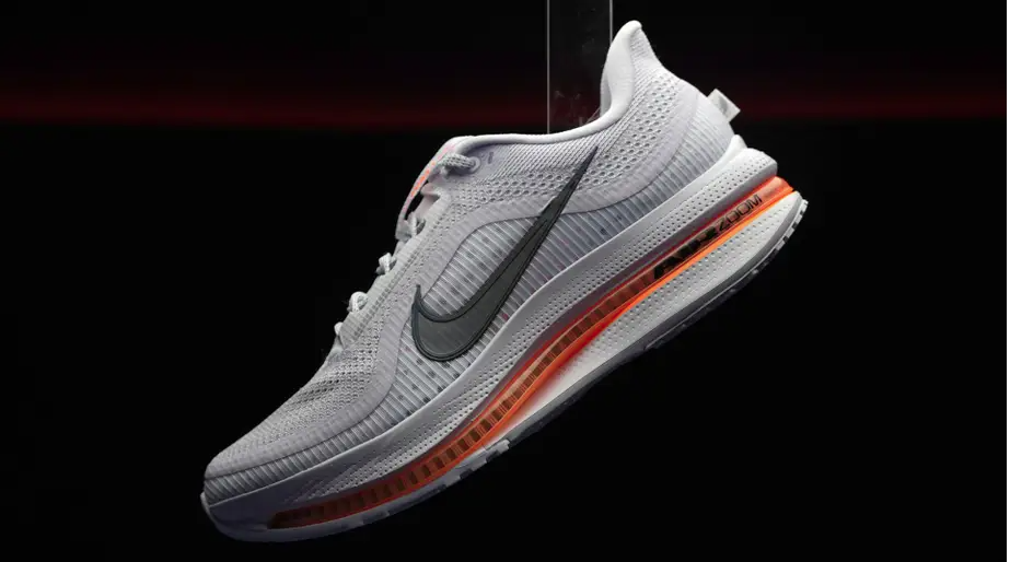 В кроссовках Pegasus Premium установлен первый в Nike скульптурный видимый блок Air Zoom.