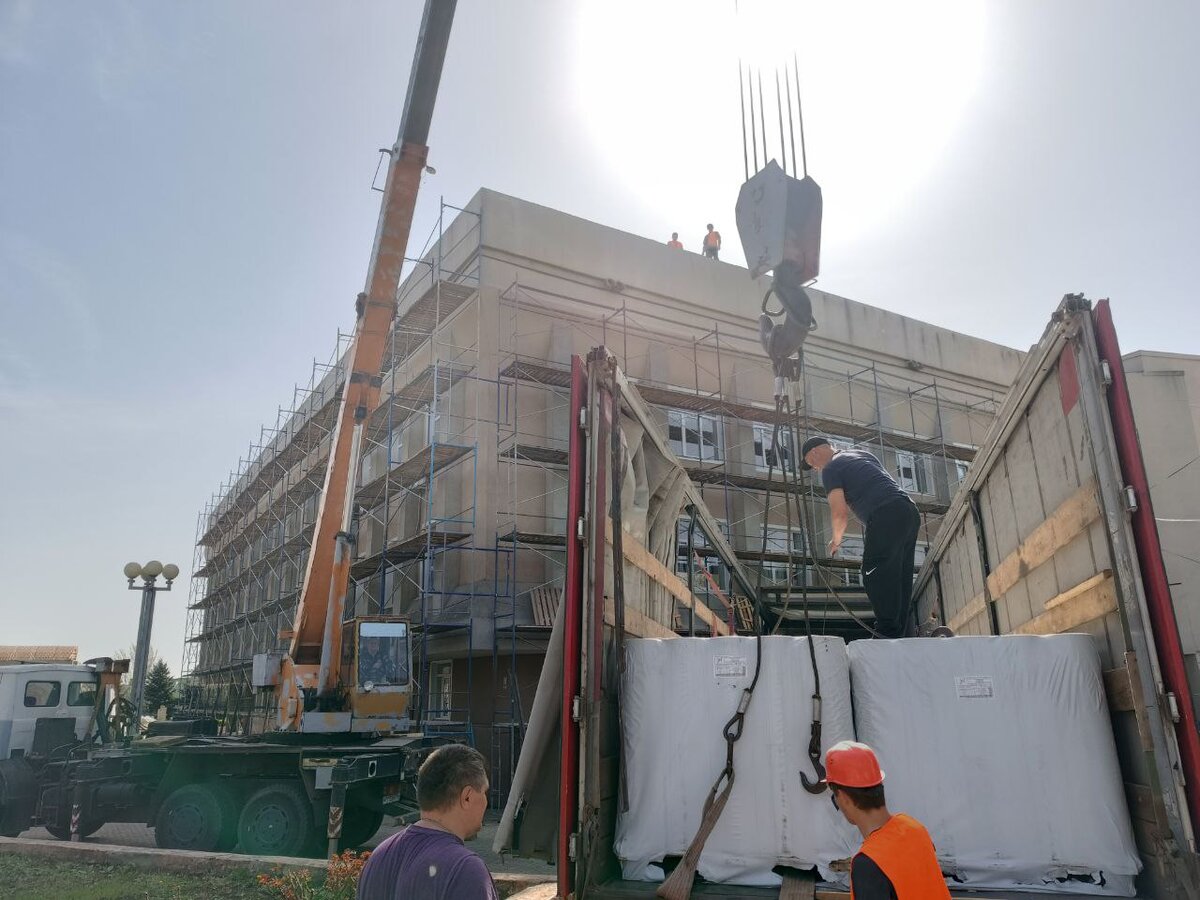    Специалисты из Югры начали масштабный ремонт Дворца детского и юношеского творчества в Макеевке