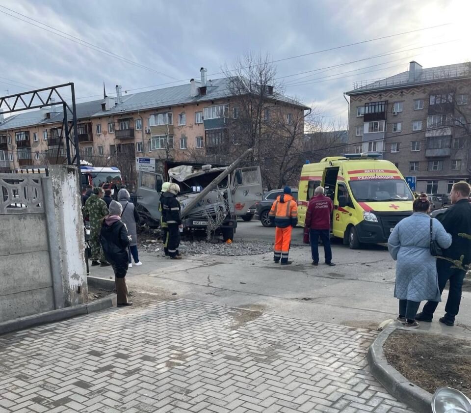 В Барнауле КамАЗ налетел на столб и врезался в иномарку на Комсомольском |  ТОЛК | Дзен