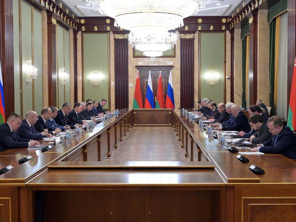    Председатель правительства РФ Михаил Мишустин и премьер-министр Белоруссии Роман Головченко во время российско-белорусских переговоров в Москве© РИА Новости / Александр Астафьев