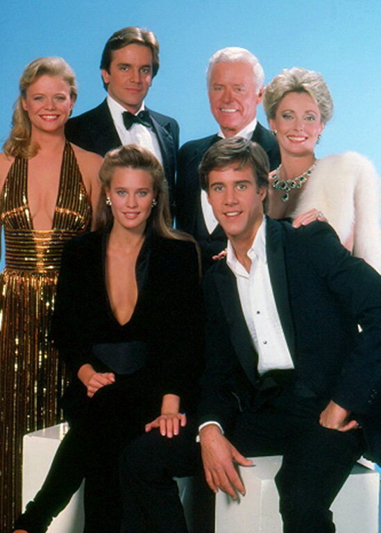 Сериал "Санта-Барбара". Вся семья в сборе - главные герои, вокруг которых разворачиваются основные события (фото взято из открытых источников). Четверо актёров на этом фото в процессе съёмки будут в дальнейшем заменены на других актёров, продолживших линии тех же героев 