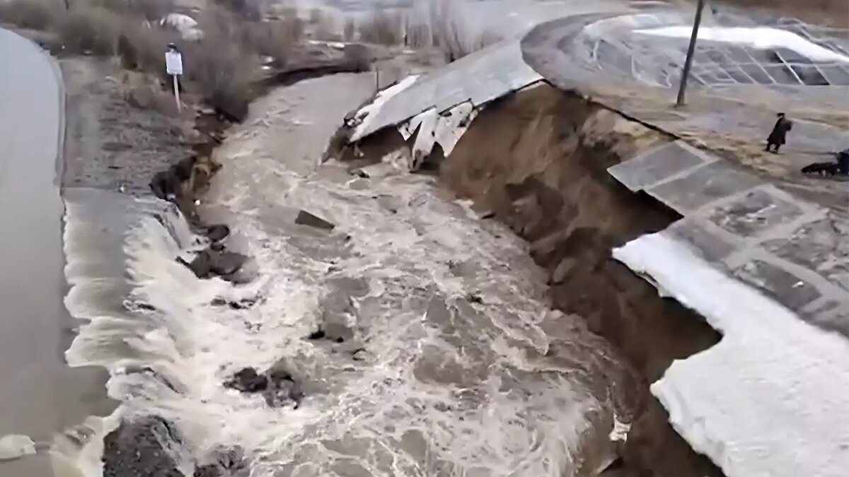     Вслед за Оренбуржьем начал тонуть Томск. В городе буквально разрывает водой мосты и дороги, а по прогнозам синоптиков, сейчас там разливается река Томь. В областном центре размывает дороги и разрушается земляная дамба.