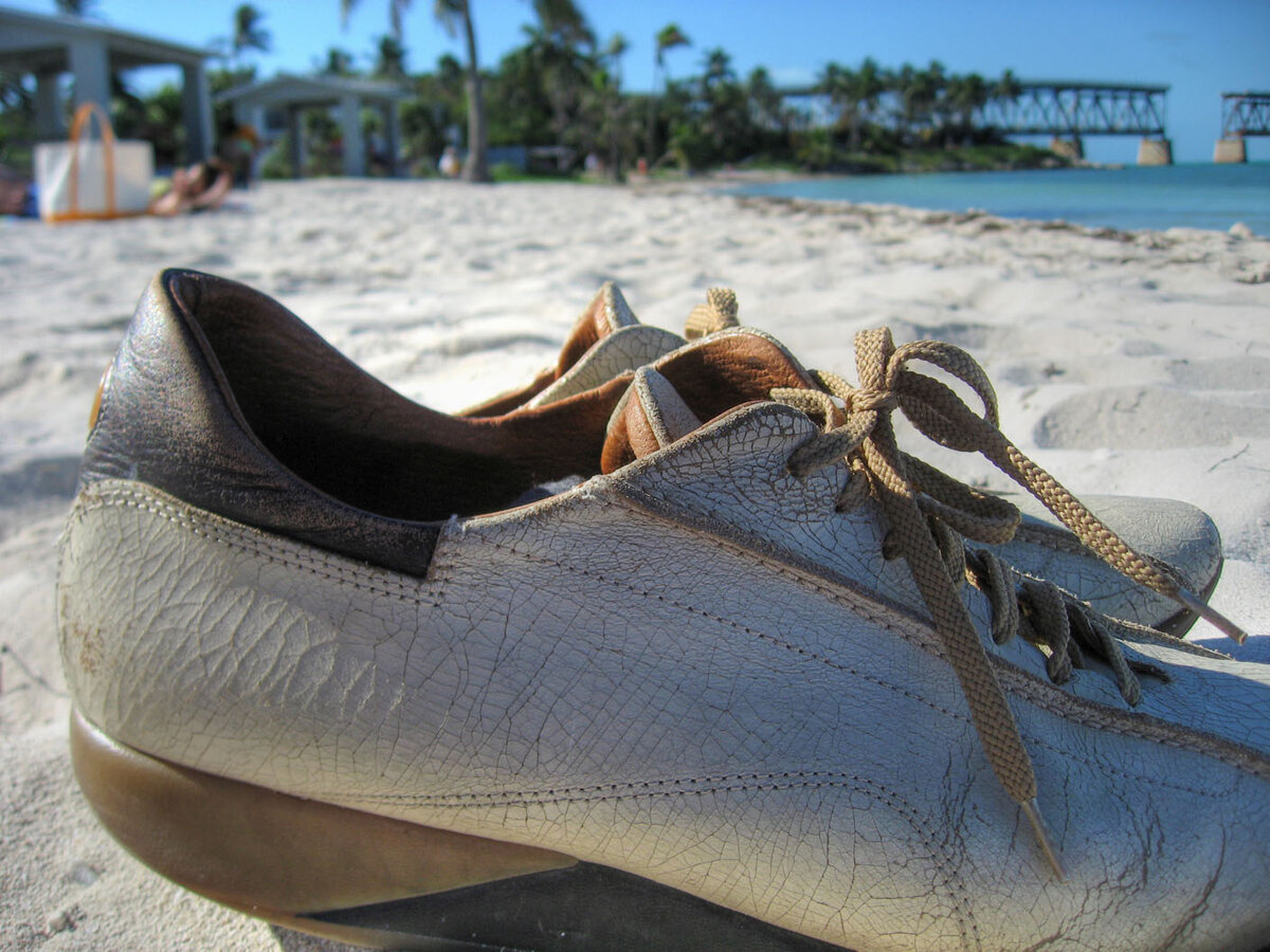 фото с сайта https://www.stockvault.net/photo/111651/shoes-on-bahia-honda-state-park