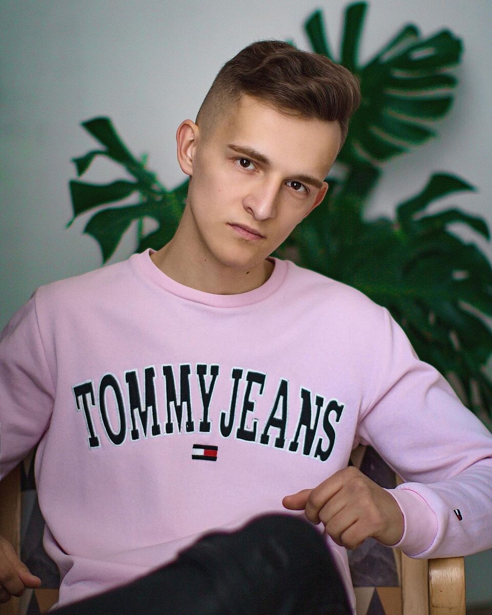    Дим Димыч любит розовый цвет и регулярно носит розовую одеждуСоцсети