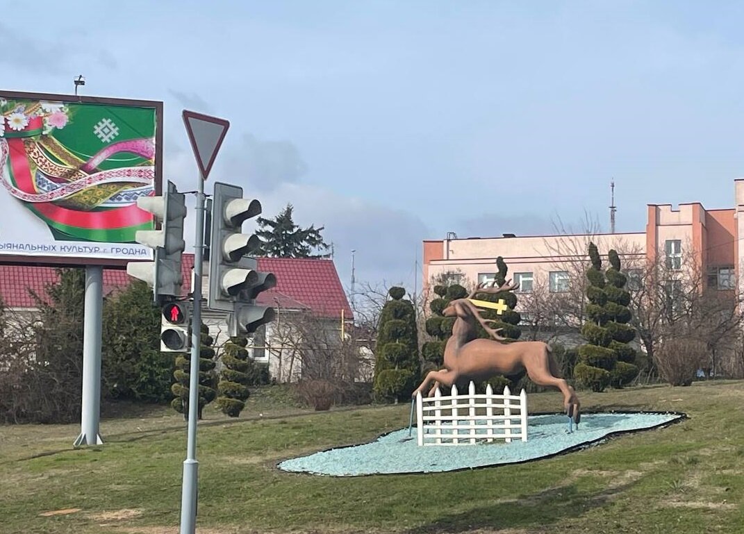 Олень святого Губерта, перепрыгивающий через изгородь, изображен на старинной печати города