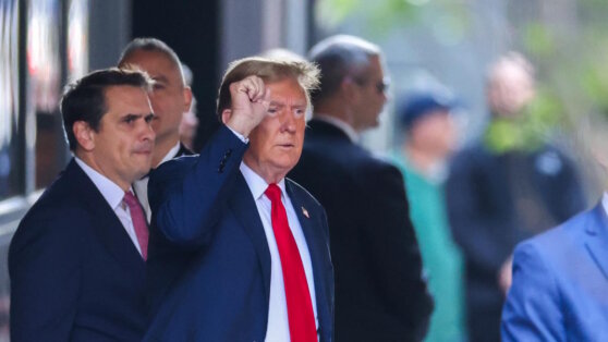    Трамп приехал в нью-йоркский суд на заседание по уголовному делу Богдан Герцен