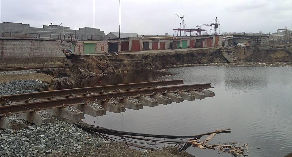 На Урале провалилась под землю крупная ЖД станция, разорвав линию так, что пришлось строить обход в 50 км. Чусовская - Соликамск