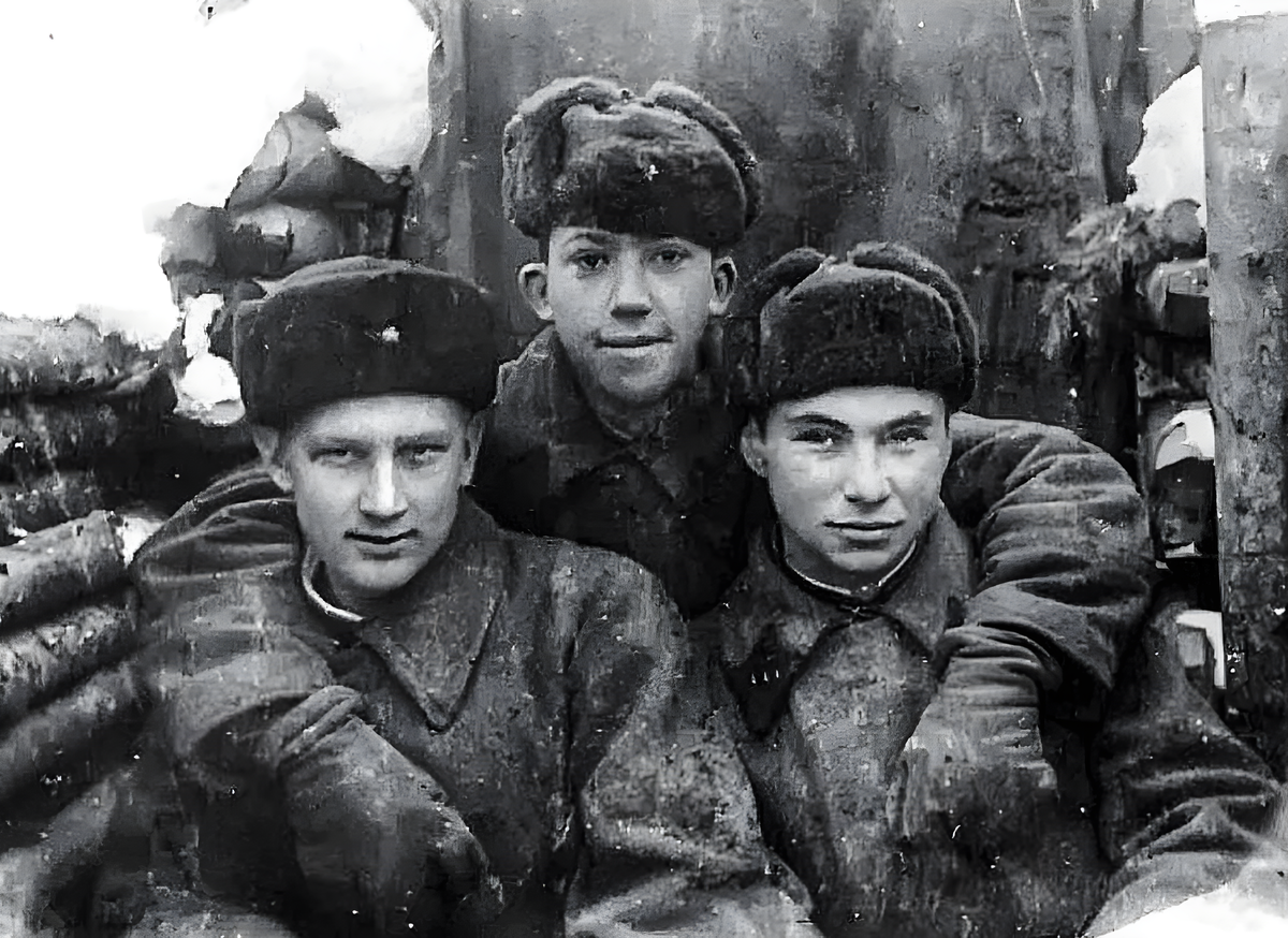 Юрий Никулин во время Великой Отечественной Войны (по середине) 