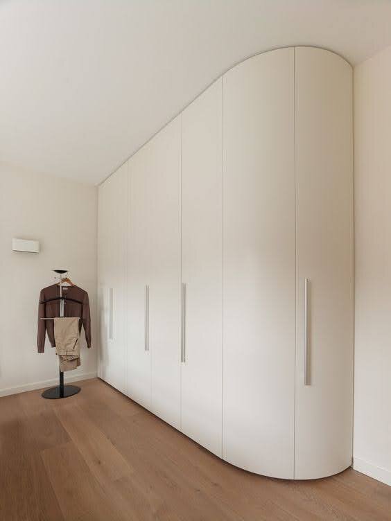 В закругленной части шкафа можно сделать нишу для полок. 