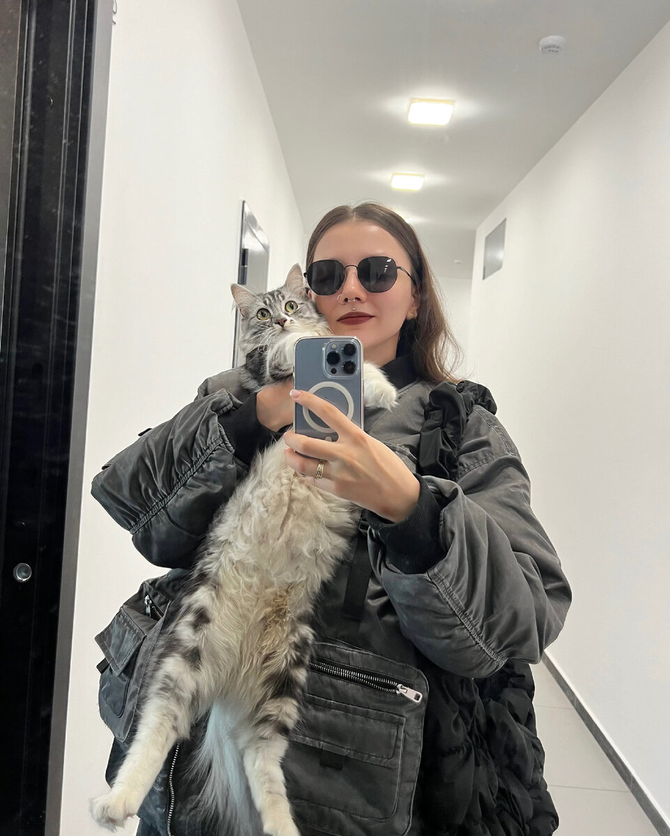 Ну нет причёски, просто патлы какие-то. Руки постоянно тянутся убрать их за уши или сделать гульку 