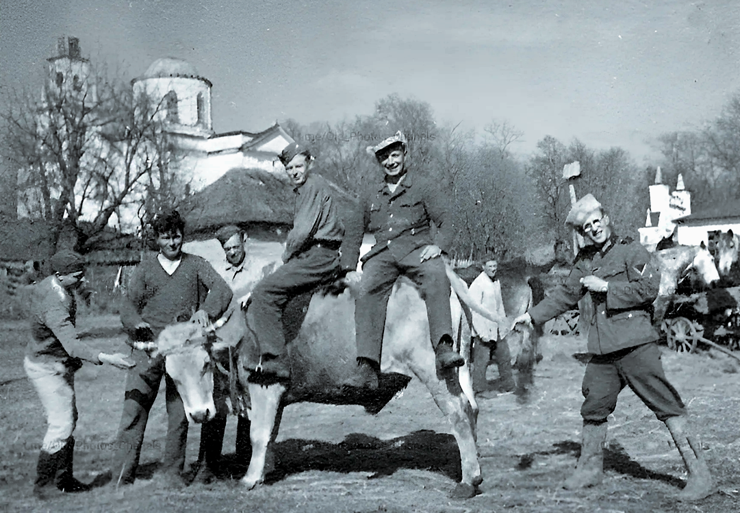 Немцы дурачатся в одной из кубанских деревень, 1942 г.
