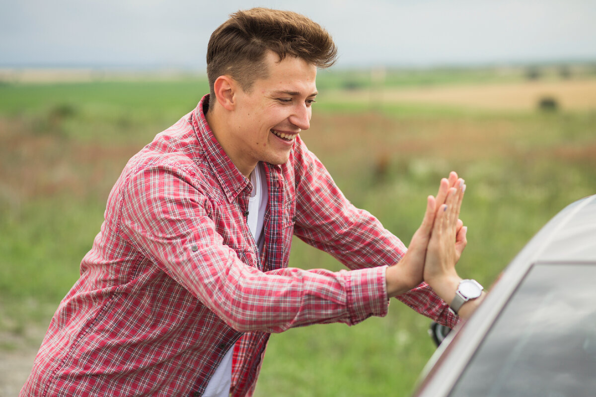 <a href="https://ru.freepik.com/free-photo/smiling-young-man-giving-high-five-to-her-friend-sitting-in-car_2751532.htm#fromView=search&page=1&position=13&uuid=ba4d014d-90a7-4da6-b2ff-5fe80336f0a6">Изображение от freepik</a>